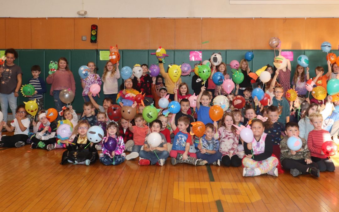 BES Kindergarten & 4th Grade Mountaineers Hold Thanksgiving Balloon Parade